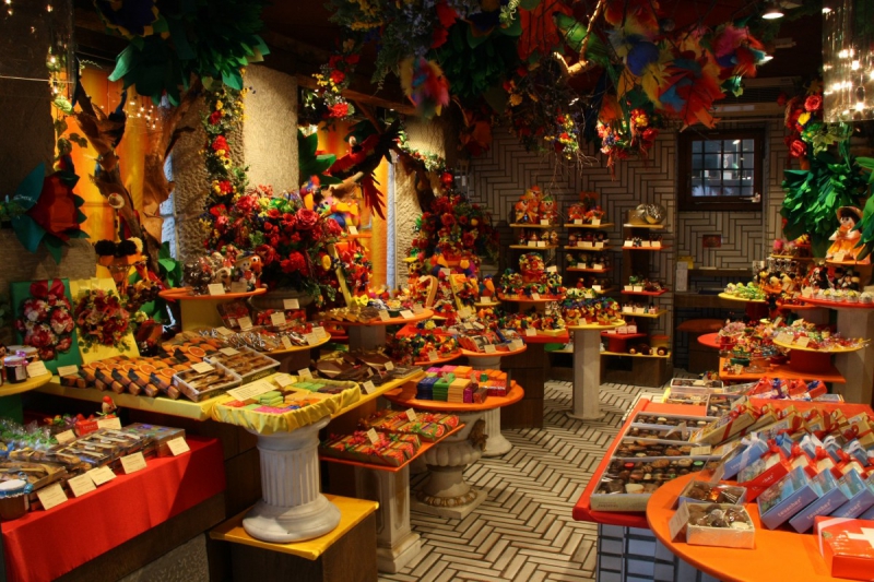 vente-MONTAUROUX-min_candy_store_chocolate_shop_chocolate_switzerland-393515